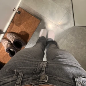 Grå Seven (7) for all man kind jeans - Galet snygga gråa + Flare/Bootcut jeans från Seven (7) for all man kind jeans som tyvvär är för små för mig 7️⃣💞 ❗️Skriv för fler bilder / frågor ❗️ Nypris: 2600kr Storlek: 24, skriv till mig för midjemått / innerbenslängd 🤞