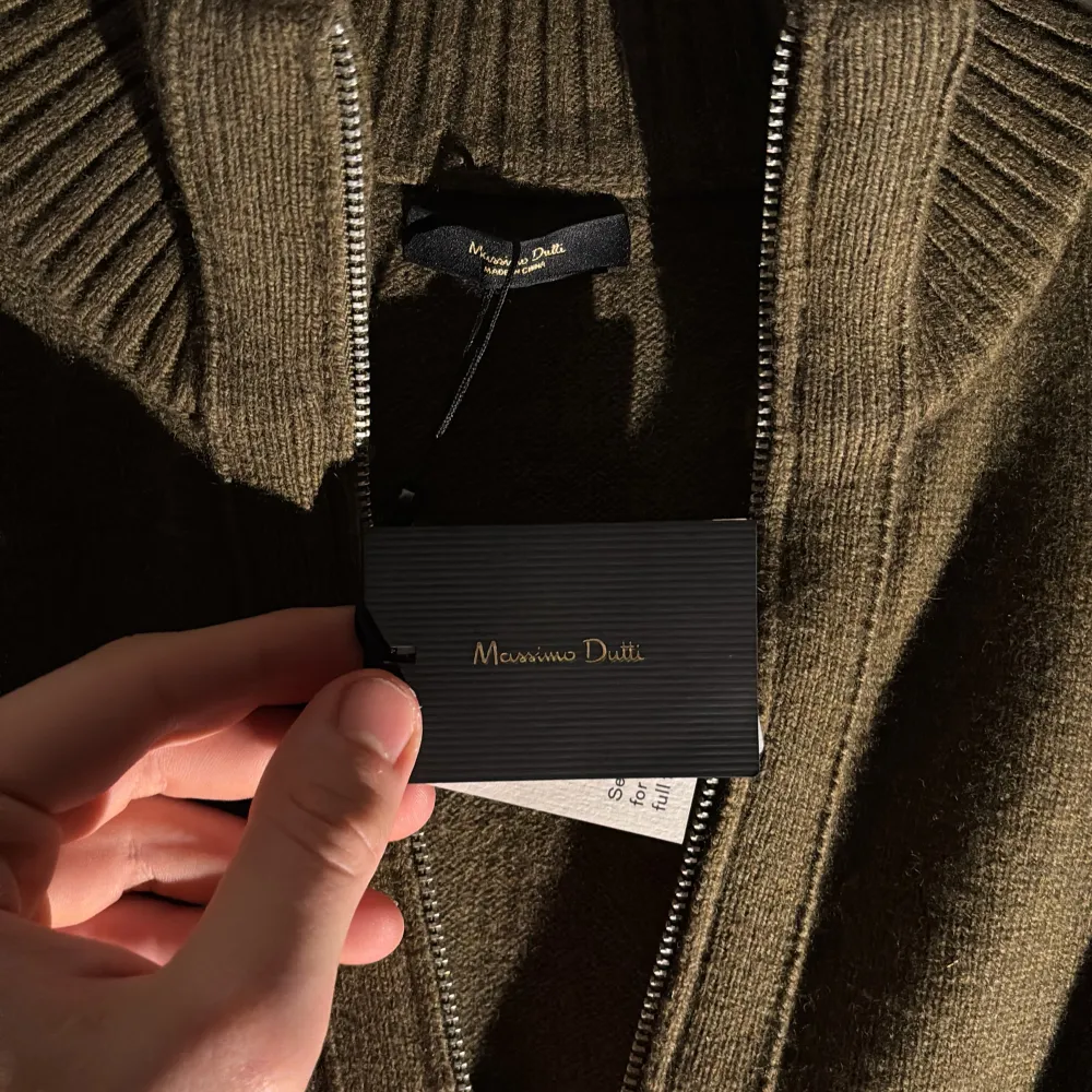 Snygg olivgrön kofta från Massimo Dutti med dragkedja framtill. Merino/kashmir blandning. Fick den i julklapp men passade inte, har haft på mig den en gång och det va när den testades. Ny pris 1000kr mitt pris 800. Neuletakit & Villapaidat.