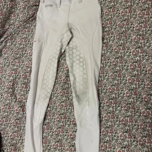 Helskodda Maya Delorez  - Vita helskodda Maya Delorez ridbyxor. Märkbart använda med märken kvar från sadeln. Storlek XS o normala i storleken. Fortfarande väldigt bra grip! 200 kr 