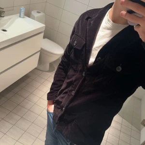 Oscar Jacobsson overshirt - Säljer denna Oscar Jakobsson overshirt Holger shirt i storlek S, går inte och få tag på och är i nyskick! Köpt för 3000. Skriv vid minsta fundering💯