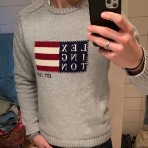 Lexington tröja - Snygg grå tröja från lexington. Storlek M och  passar runt 175 cm. Skick 9/10, ser i princip helt ny ut. Nypris runt 1699:- Mitt pris 649:-Hör av dig vid frågor eller om du vill ha fler bilder🔥😉