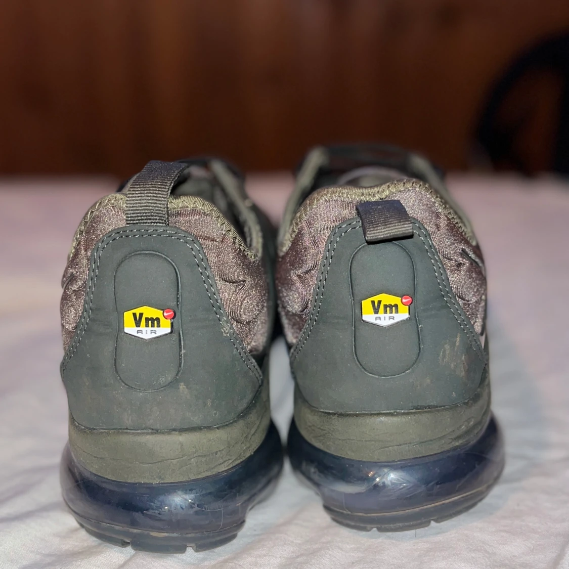 Nike Air Vapormax plus i mörkgrön med guld detaljer - 2