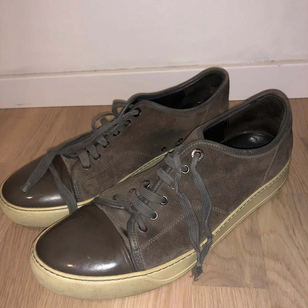 Säljer ett par Lanvin-sneakers i storlek UK 9 =  43. Passar även om du har storlek 42. Skorna är välanvända och skosnörena är trasiga. Hör av er vid minsta fundering. Pris kan diskuteras.. Skor.