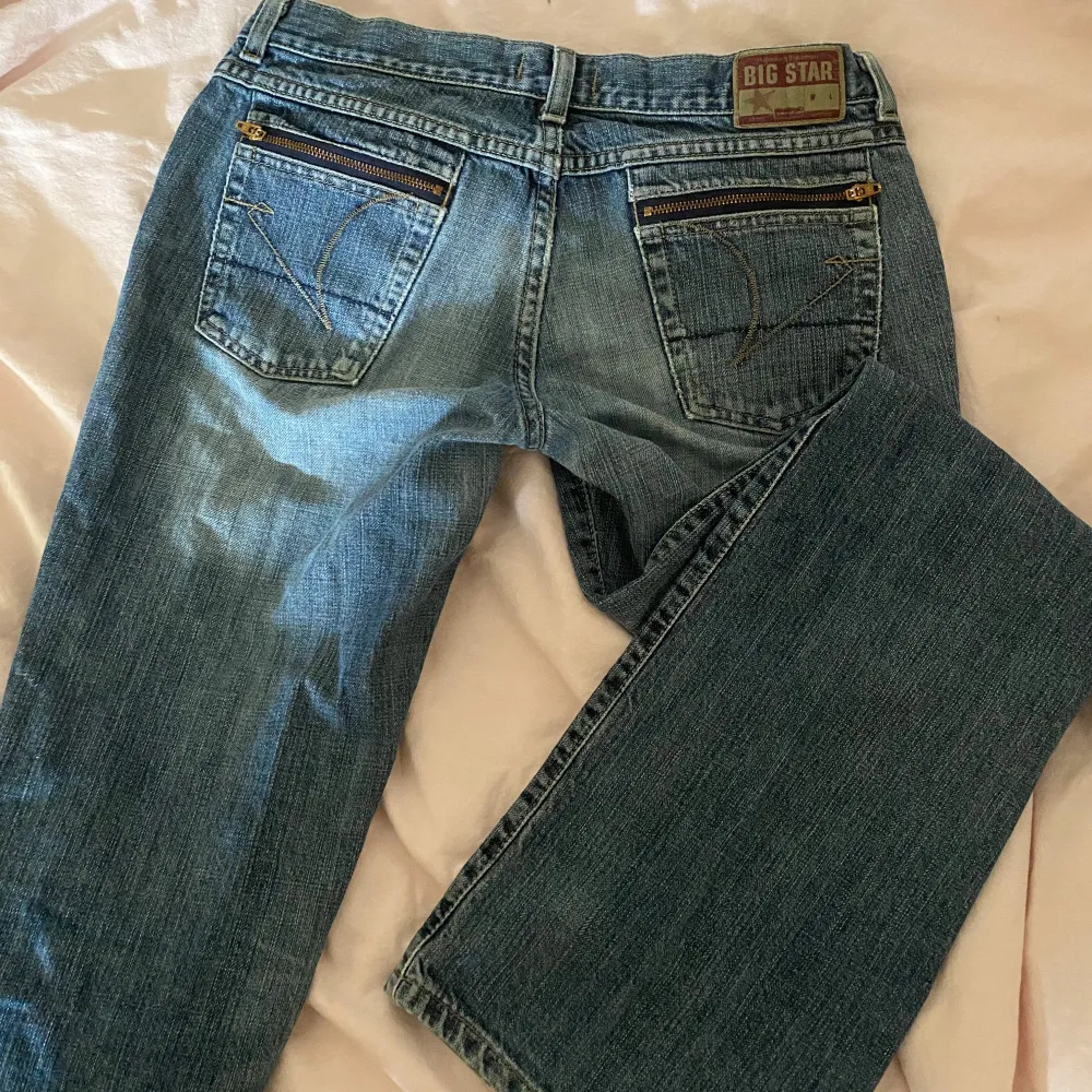 Jättefina vintage jeans. Bootcut och lågmidjade! Några få cm långa på mig som är 158! 🛑Har inga fler bilder när dom sitter på🛑 Midjemått: ca 80 Innerbenslängd: ca 78. Jeans & Byxor.