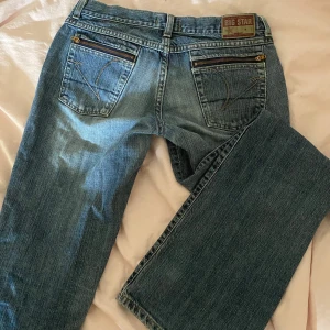 Vintage jeans - Jättefina vintage jeans. Bootcut och lågmidjade! Några få cm långa på mig som är 158! 🛑Har inga fler bilder när dom sitter på🛑 Midjemått: ca 80 Innerbenslängd: ca 78