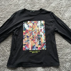 Svart tröja från zara - Svart tröja med puzzel tryck från zara.