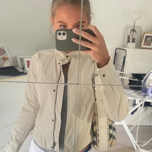 Beige jacka - Fin jacka från BLUE. Används inte!💕