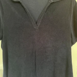 Frottéklänning kort - Kort frottéklänning i marinblått 