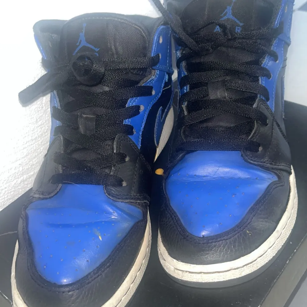 Säljer nu mina jordans som är köpta förra året för 3500 på restocks men nu har jag växt ur dem och ska nu sälja vidare sulan är lite trasig på hälarna men inget man märkar av när man har på sig dem i storlek 38,5 väldigt sköna att ha på sig💓. Kengät.