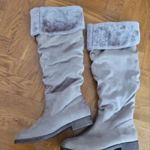 Beige stövlar - Mycket fina och varma vinterstövlar utan defekter eller fläckar! 🌸 använda någon gång bara vilket gör de i princip helt nya 🌸