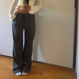 Gråa kostymbyxor  - Storlek 36, från na-kd🫧🫧🧸