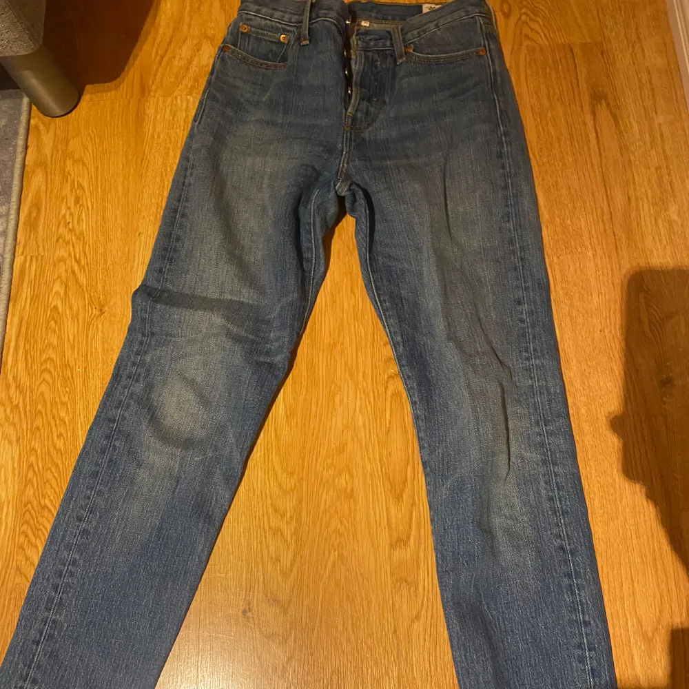 Säljer ett par klassiska blå jeans i bra skick. De är högmidjade och har en straight passform. Perfekta för vardagsbruk och kan matchas med nästan vad som helst. De har en knappgylf och är gjorda i ett slitstarkt denimtyg.. Jeans & Byxor.