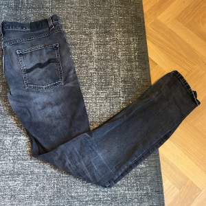 Säljer dessa nudie jeans, skick 6,5/10. Ny pris 1600kr mitt pris 450kr. Kan gå ner lite vid snabb affär.