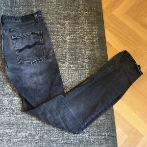 Nudie jeans - Säljer dessa nudie jeans, skick 6,5/10. Ny pris 1600kr mitt pris 450kr. Kan gå ner lite vid snabb affär.