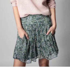 Fin sommarkjol✨ - Kjolen är väl använd men är i extremt bra skick❤️Nypris ca. 2000 kronor🩷