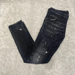 Dsq2 Jeans - Säljer nu mina svarta/Mörkgråa dsq2 jeans köpa på NK. Storlek 44, sitter perfekt på mig som är 175. Byxorna är i väldigt fint skick tveka ej på att höra av dig!