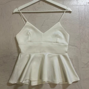 Peplum topp - Jätte snygg vit peplumtopp, oanvänd säljer för den är lite stor på mig. Köpt vid 350kr, pris kan diskuteras