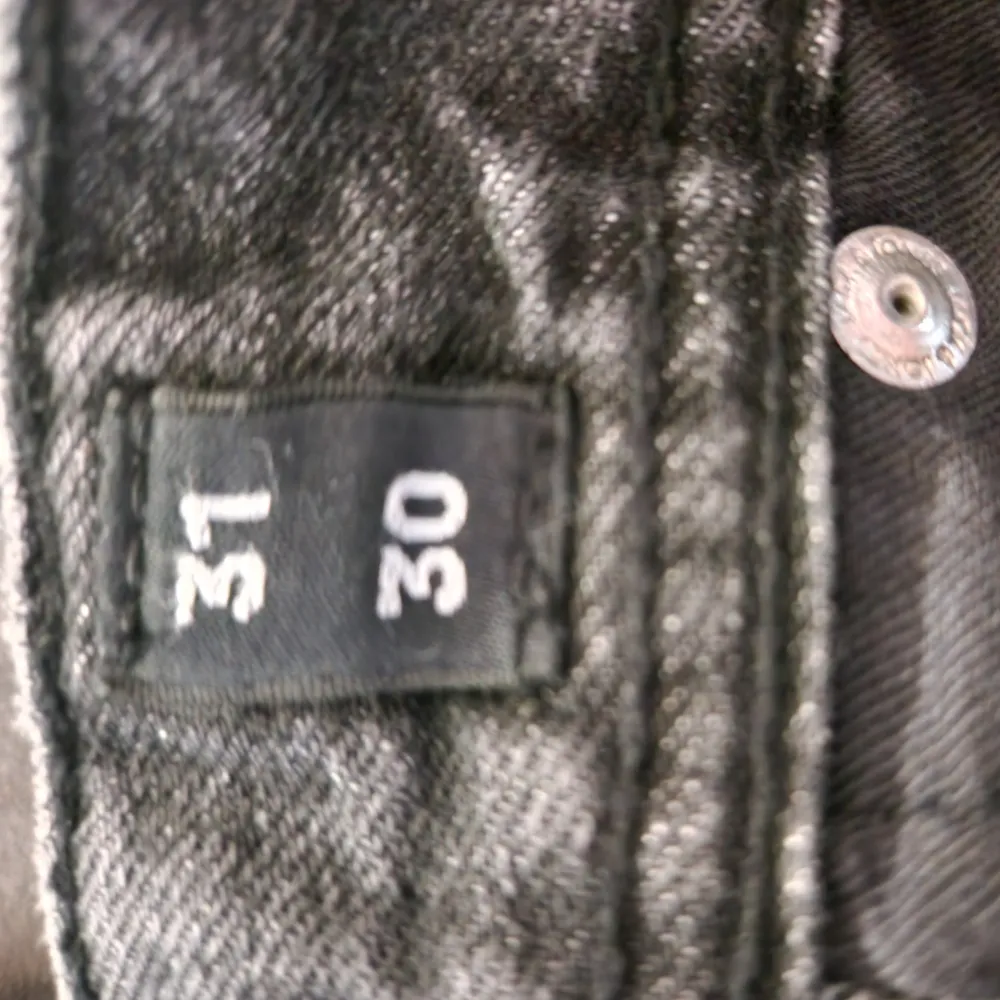 Säljer ett par jack and jones jeans som aldrig är använda. Modellen heter relaxed chris och har storleken 31 på bredden och 30 i längden.. Farkut & Housut.