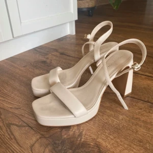 Klackar  - Använda en gång på ett utomhusbröllop (därav lite smutsiga). Pris kan diskuteras❣️