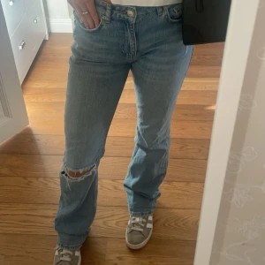 Jeans med hål/slitning - Dom populära jeansen från gina som jag nu säljer då dom blivit förstora. Väl men sparsamt använda. Dom är lite för långa för mig därav slitningar längst ner men inget man tänker på!💗💗