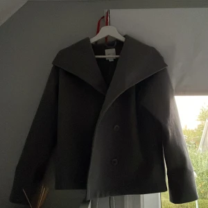 kappa - jättefin kappa från Gina tricoot barnavdelning, storlek 158/164!  Använd några gånger men inga defekter alls! Köpt för ungefär 300/400, minns inte då jag fick den i födelsedagspresent.