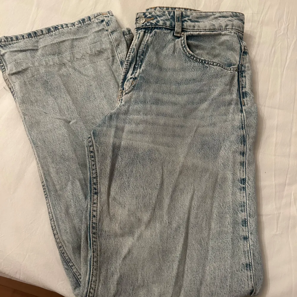 Ett par raka blåa jeans i storlek 38 men passar också 36💗 de är lite uppvikta längst ner då jag har lagt upp de förr men om man stryker de så e de inget som syns💗köparen står för frakt och priset går alltid att diskutera 💗. Jeans & Byxor.