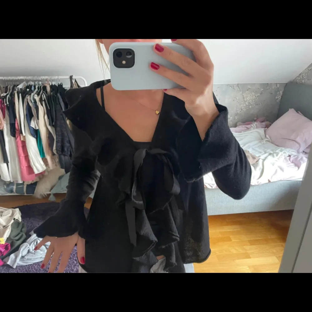 Volangblus som man knyter i en rosett framtill. Superskön och varm då den är av 50% ull. Fin till både fest och vardags!! Storlek L men passat även mig som har S.. Puserot.