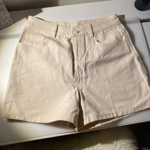 Shorts - Fina shorts i bra skick, använd 1 gång. Köp gärna via Plick och tveka inte att fråga vid funderingar 