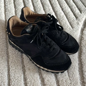 Valentino Rockrunners - Ett par sjukt snygga svarta Valentino Rockrunners i 40.5 men är stora i storleken och passar 41-42. Skorna är så gott som nya, alla taggar är kvar och inga defekter eller slitage💫💫💫