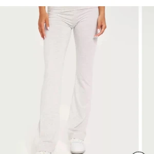 Yogapants  - Säljer dessa fina yogapants då dom inte passar så bra. Är lite smutsiga längst ner ( kan skicka bild om man vill se) 💞