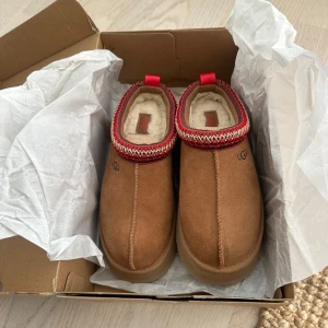 Ugg tazz - Säljer mina Ugg Tazz i strl 37! Inköpta förra året och har bara användts vid 1 tillfälle då dom är för små för mig. De är alltså som nya!🤩