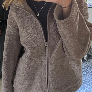 Teddy Jacka - INTRESSEKOLL Helt ny teddy jacka från Hm med prislappen kvar! Superpopulär och slutsåld.💕  Jättefin höst färg och passar till allt! Skicka ett medelande om du är intresserad🥰 Storlek M men skulle säga att den är mer som en större S 