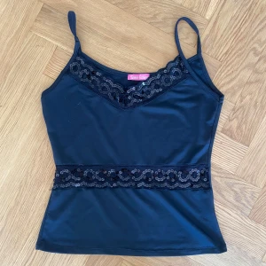Y2k topp - Linne top med spets och glitter. Skriv flr frågor.