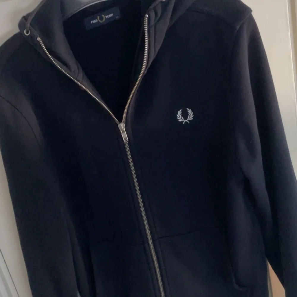 Säljer en FRED PERRY zip hoodie i storlek x-small i riktigt bra skick. Snygg marinblå färg med vita detaljer köpt från FREDPERRY.com för 1349:-  Hör av er vid funderingar📩. Hoodies.