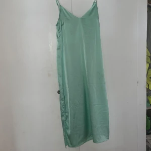 Grön slipdress - En grön slipdress, aldrig använd, från monki😊