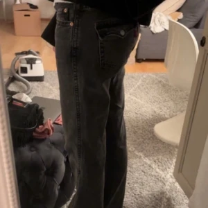 Levis bootcut jeans  - Säljer nu mina Levi’s jeans! Mycket fint skick, väldigt sparsamt använda. Stolek W29 L34 (små i storleken). Passform: low waist, bootcut/flare.   Modell: Noughties bootcut. Färg: Grå/svart. Väldigt fina fickor!   Nypris 1400!  Hör av dig vid frågor!❣️