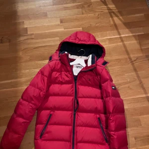 Tommy Hilfiger puffer jacket  - Knappt använd Tommy Hilfiger jacka, varm och bra på höst, vinter. Size M 