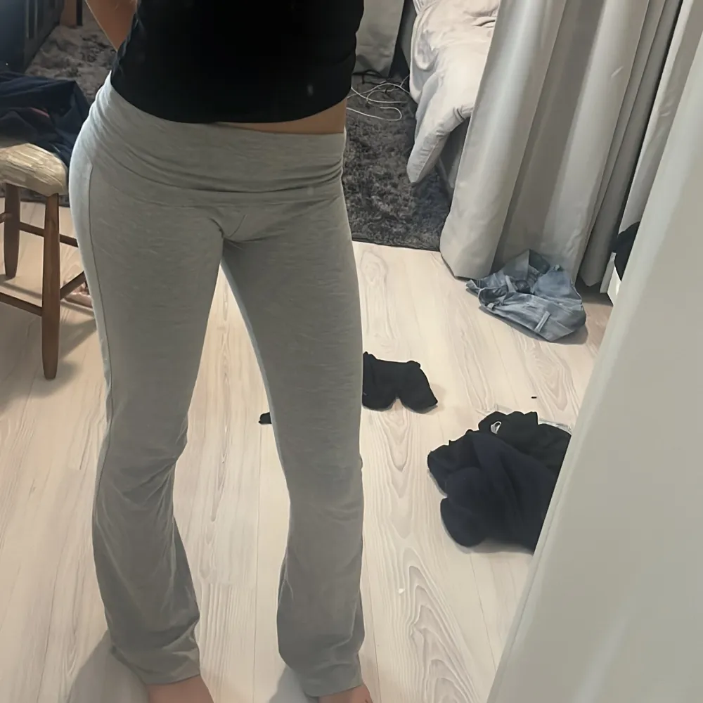 Gråa yoga pants i storlek xxs short. Nyskick . Jeans & Byxor.