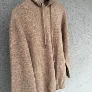 100% merinoull hoodie  - Säljer nu denna helt nya tvär feta hoodien. Perfa nu till hösten /vintern då den är stickad och gjord av 100% merinoull. Tröjan är mörk beige. Priset är ej skrivet i Sten utan kan diskuteras vid snabb affär 