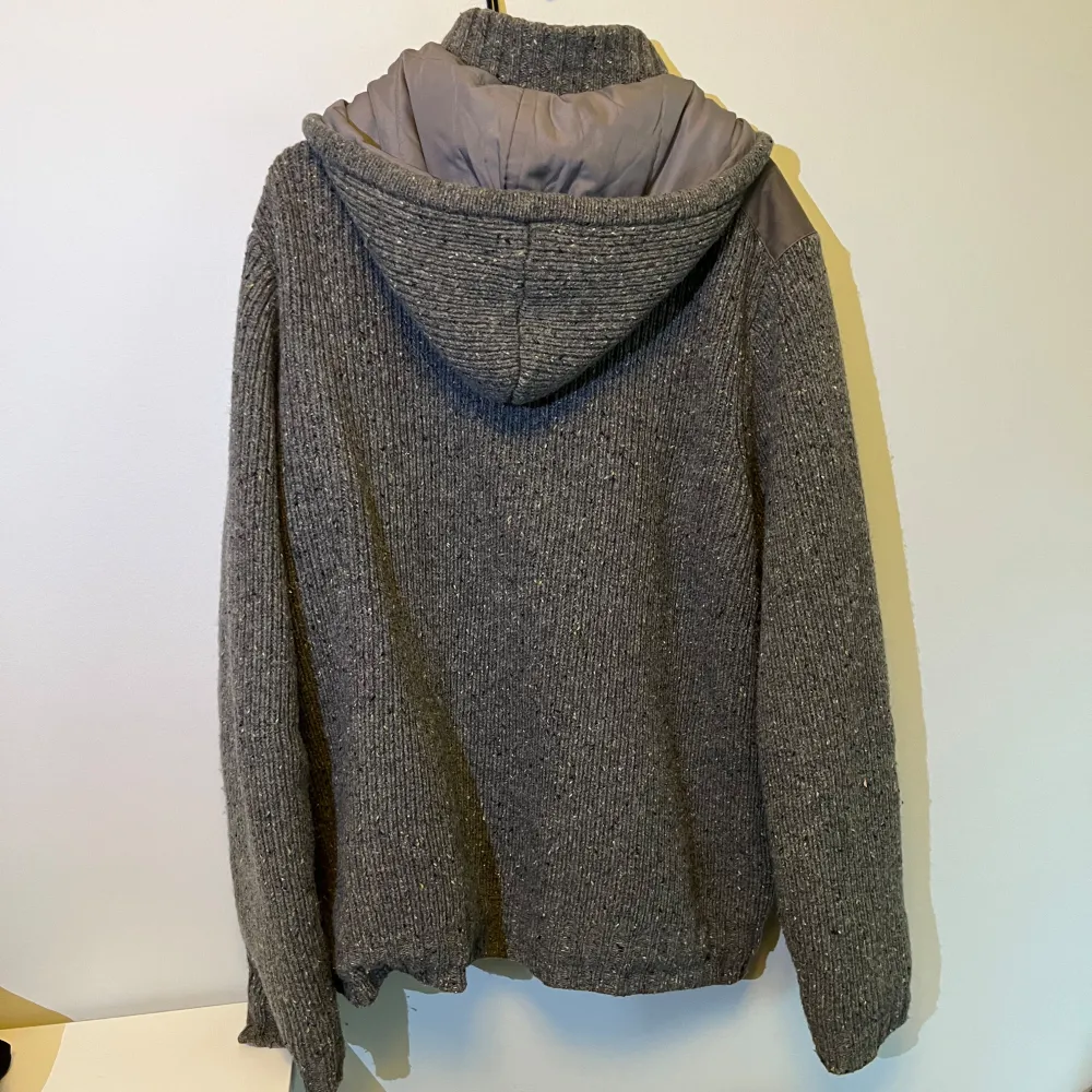 Säljer denna riktigt feta cardigan som påminner mycket om Massimo Duttis populära cardigan fast snyggare🤩Den är i fint skick, storlek L. Den perfekta jackan nu inför svalare tider. Skriv vid minsta intresse, pris kan diskuteras vid smidig affär😀. Jackor.