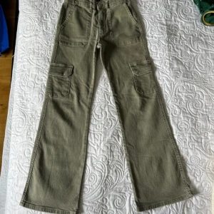 Jeans ZARA - Gröna jeans i mycket fint skick, använda endast ett fåtal gånger. Från djur och rökfritt hem.