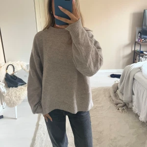 Stickad tröja - Säljer en jätte fin brun-beige stickad tröja från hm💕