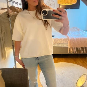 Tjockare vit t-shirt - Säljer denna trendiga oversized t-shirten från Zara som är sjukt snygg!!💫💫