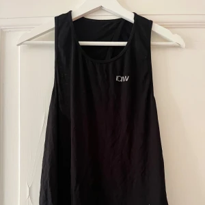 Iciw tröja - Iciw tröja med öppen rygg. Soft, luftig och mjuk. Perfekt att träna i. Aldrig använt.