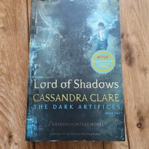 Lord of shadows - Lord of shadows av Cassandra Clare. Bok 2 i "the dark artifices" bokserien. Har lite skador på framsidan men inget stort
