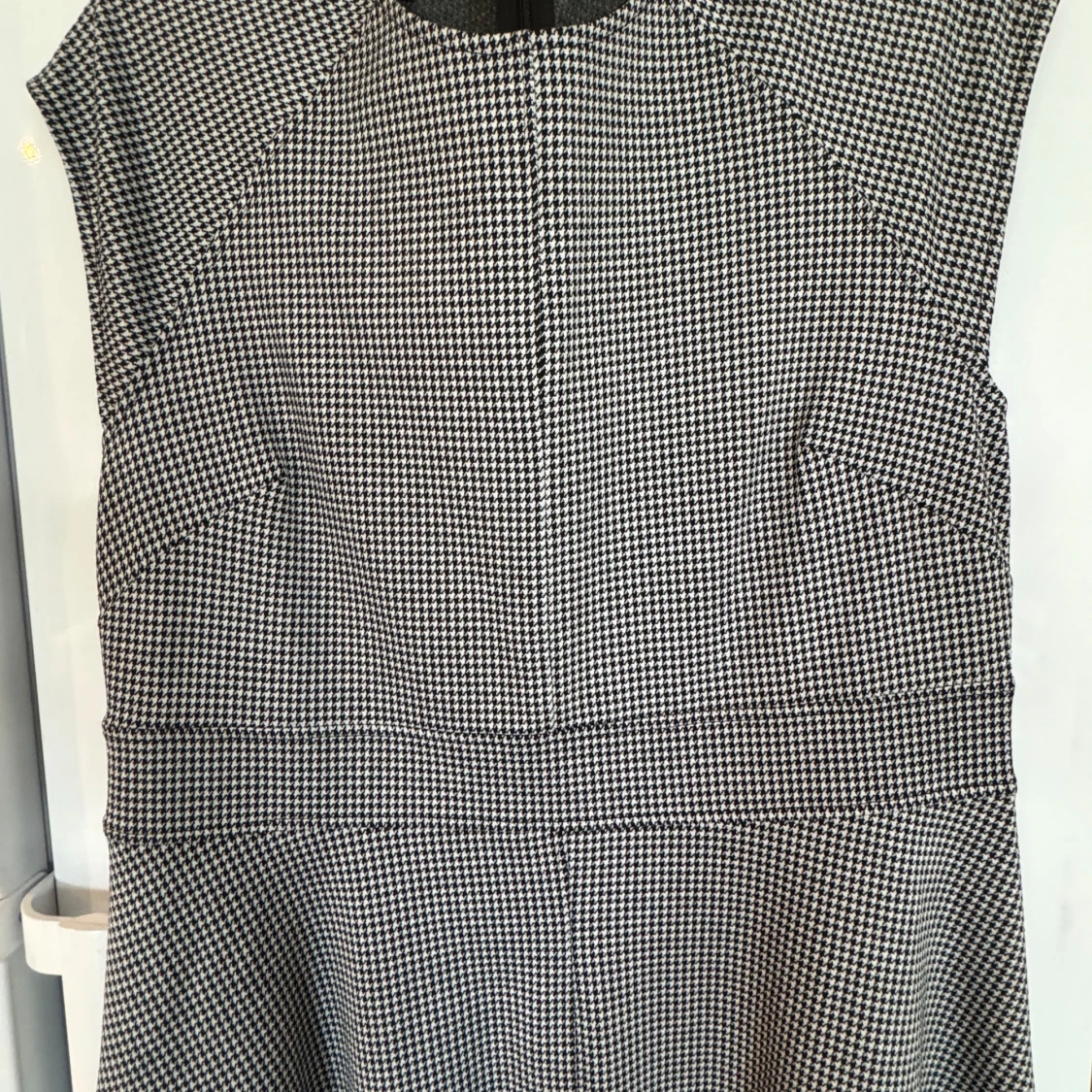 Hundtandsmönstrad fodralklänning  - 91