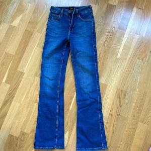 Bootcut jeans - Bootcut jeans ifrån lee, kan inte visa på då de är försmå, knappt använda så i nyskick💕 Model: Breese boot. Pris kan diskuteras 