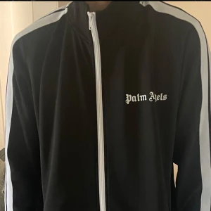 Palm angels Kofta - 10/10 kvalite. Använt några gånger men ingen skada på koftan och ser som ny ut , säljer då den är för stor för mig 