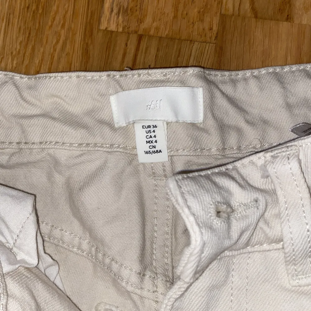 Baggy off-white jeans that have been worn once. In great condition!. Jeans & Byxor.