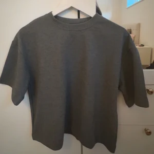 Sweatshirt T-shirt  - Mörk går T-shirt i sweatshirt material, jötte bra skicka 